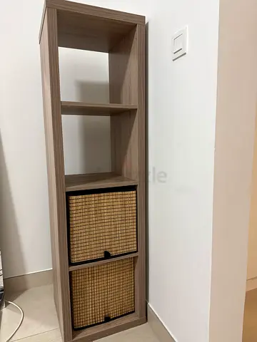 Slim wooden storage shelf with 2 rattan baskets
