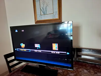 Dubai - Al-Muraqqabat / USED / Sharp AQUOS 39-inch LED TV (Model: LC-39LE155M). Made in Malaysia
