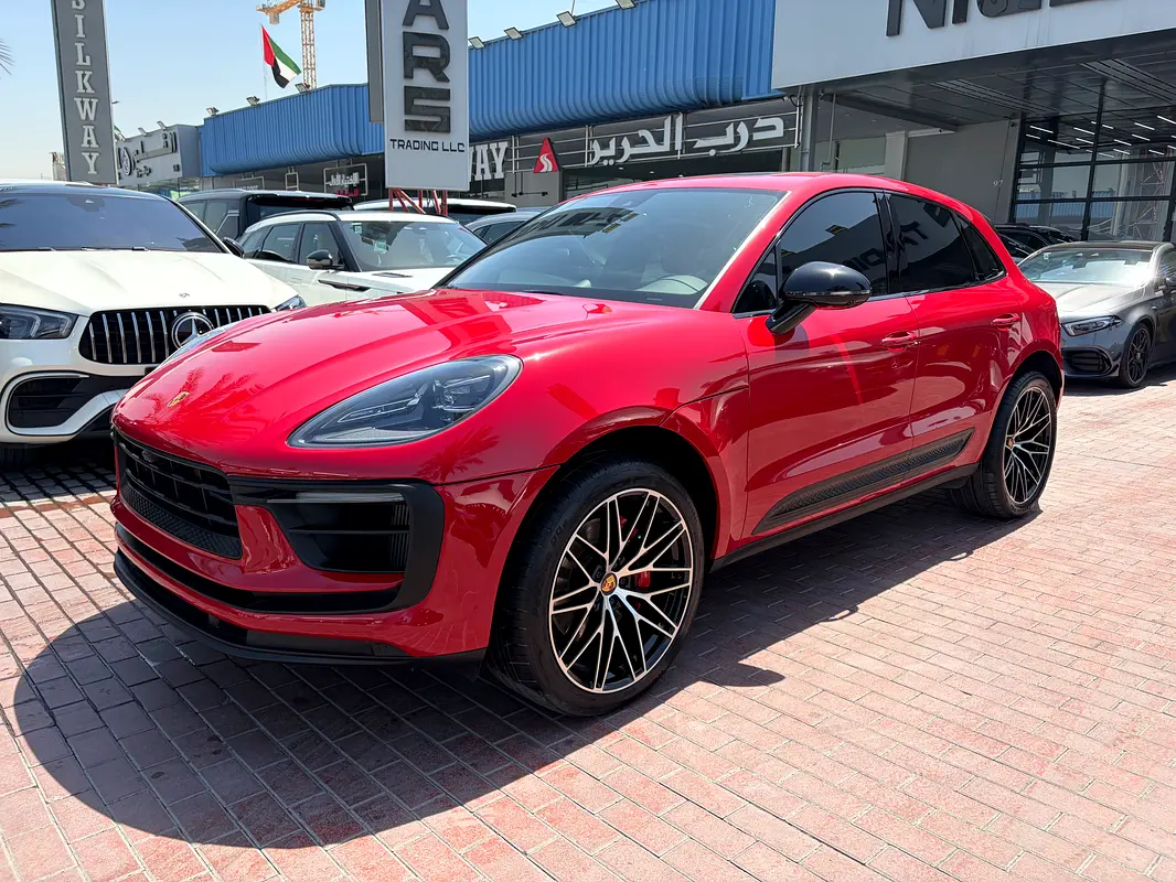Porsche Macan 2023 — photo 1 of 10