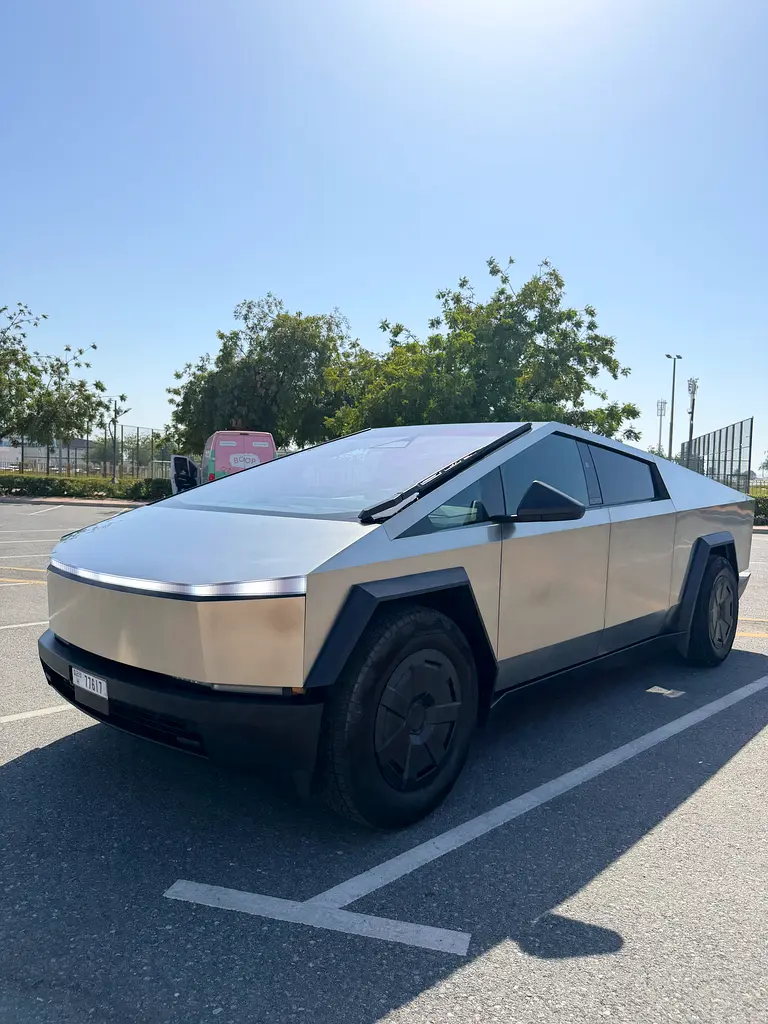 Tesla Cybertruck 2026 — photo 1 of 11
