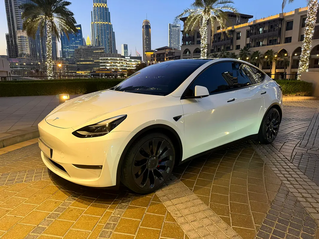 Tesla Model Y 2022 — photo 1 of 8
