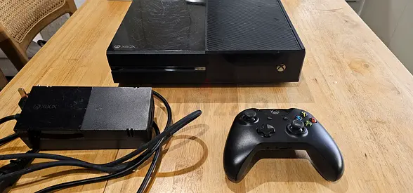 Xbox One, Controller and cables