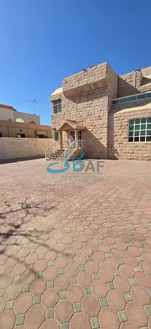 فرصة إيجارية مميزة بمساحات معيشة واسعة وملحق مستقل وغرفة حارس وتصميم عملي يلبي احتياجات الأسرة بشكل متكامل
