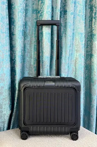 RIMOWA essential Sleeve Compact in matte black