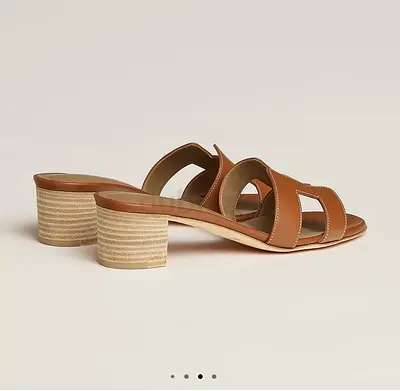 hermes sandals 
size 38
with dustbag brand new 
3500aed