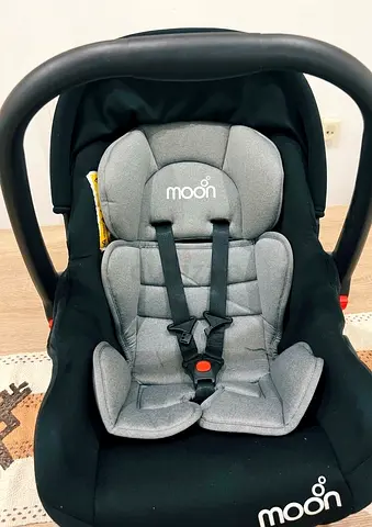Moon infant car seat / newborn carrier in good condition