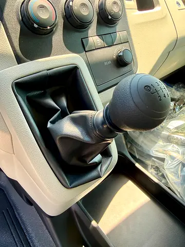 2025 Toyota HIACE — фото 11