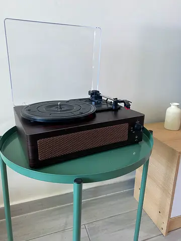 Vintage-style turntable with built-in speaker — good working condition