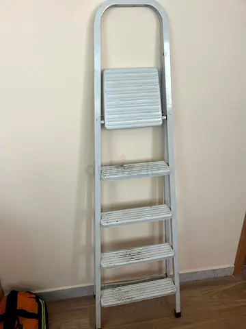 Sturdy 5-Step White Metal Folding Ladder