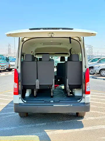 2025 Toyota HIACE — фото 6