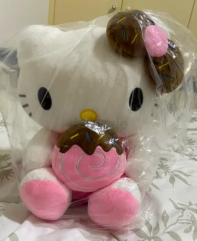 BRAND NEW in packaging Cute hello kitty sanrio holding donut plushie