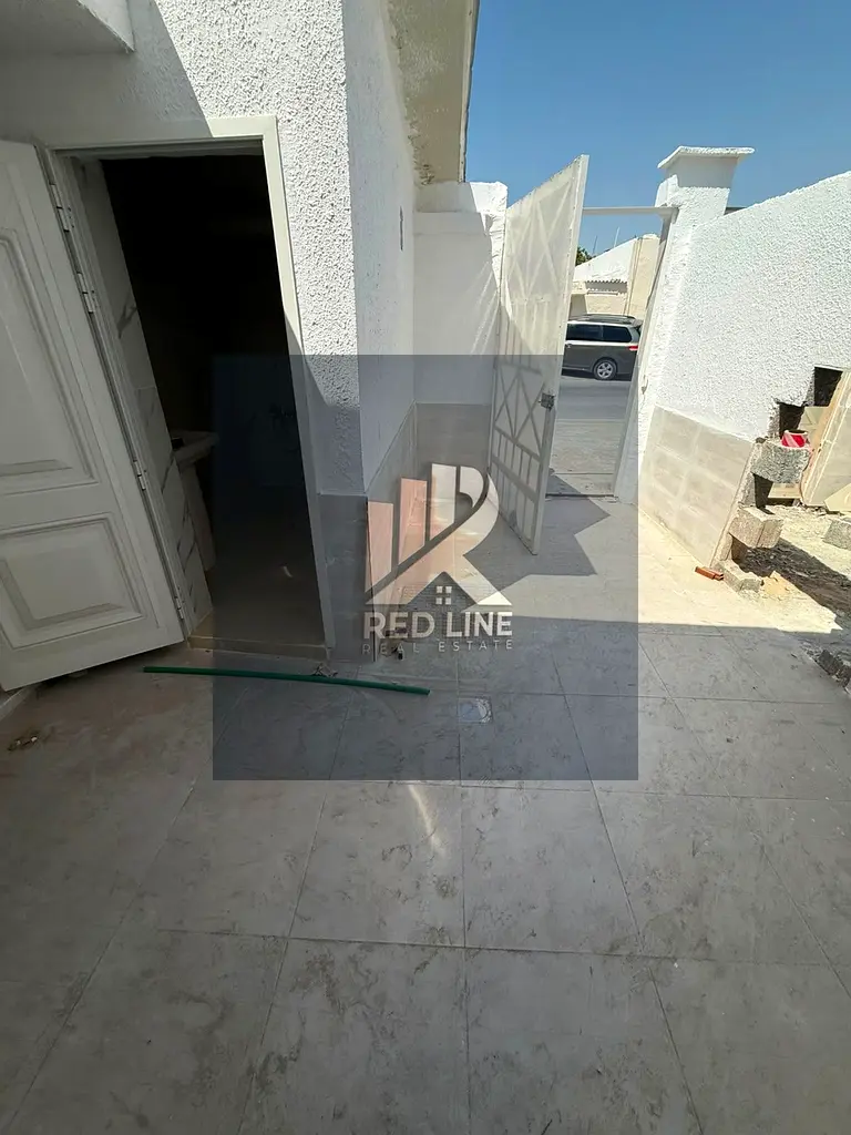 For annual rent: The most beautiful traditional house in the Al Sabkha area of ​​Sharjah. Spacious and distinctive, with central air conditioning and