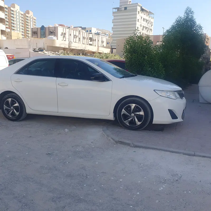 Toyota Camry 2015 — photo 1 of 5