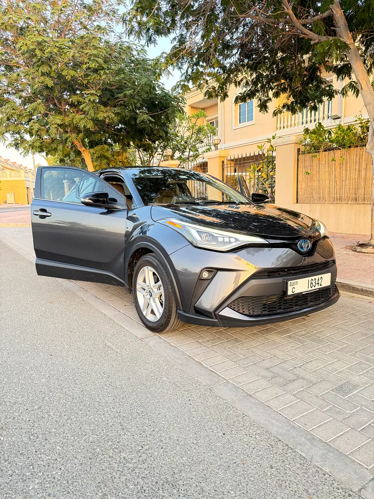Toyota C-HR 2023 — photo 1 of 17