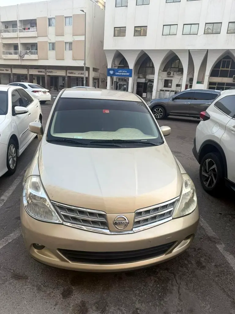 Nissan Tiida 2009 — photo 1 of 4