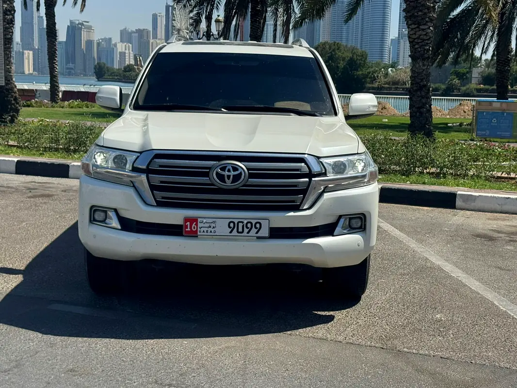 Toyota Land Cruiser 2018 — photo 1 of 7