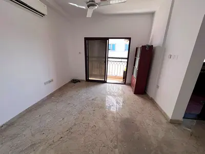 مساحه كبيره - بحاله جيده - وبسعر مناسب - وتكييف اسبليت - موقع ممتاز - صيانه فري