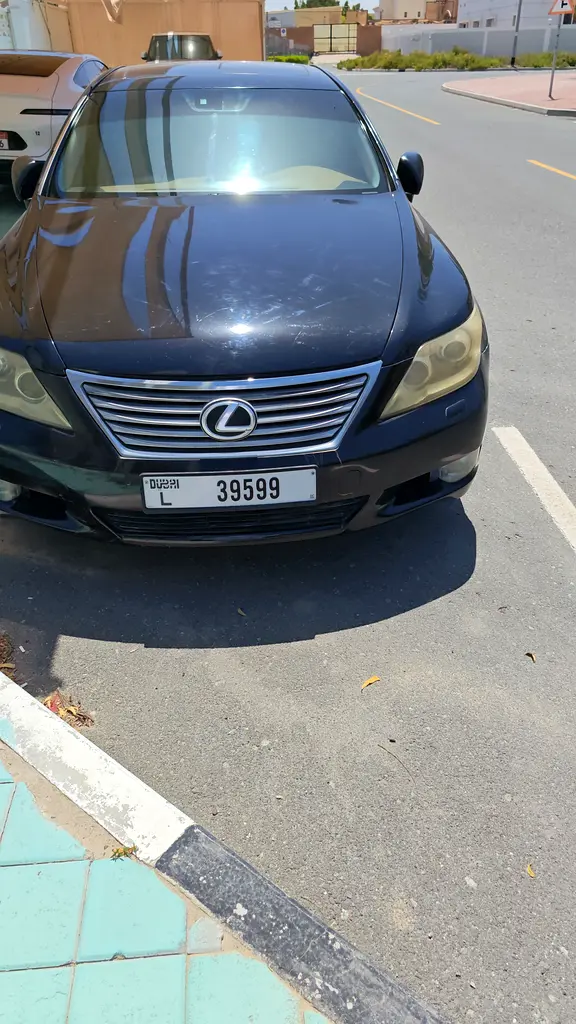 Lexus LS-Series 2010 — photo 1 of 4