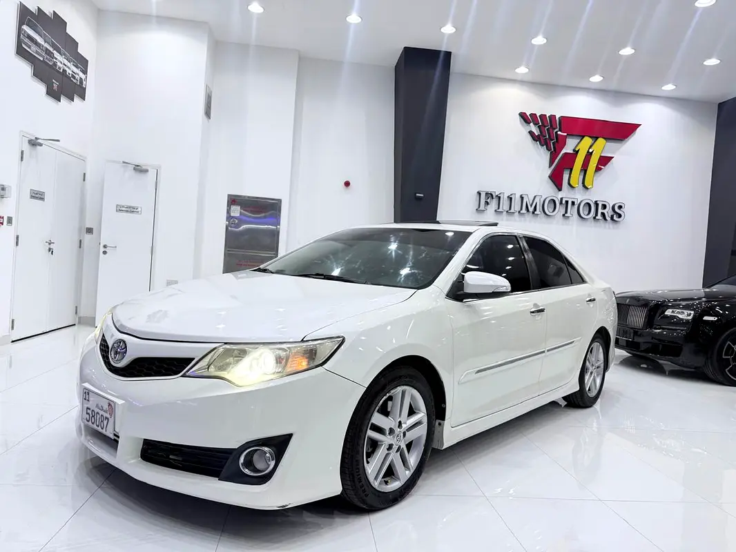 Toyota Camry 2013 — photo 1 of 16