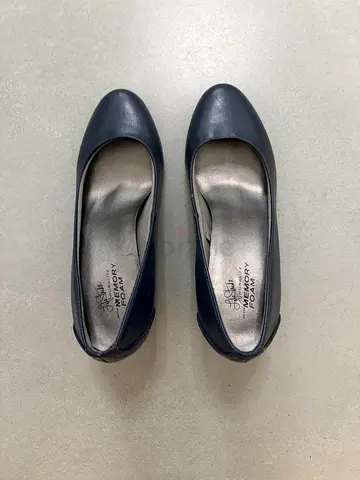 Lifestride Navy blue memory foam court pumps shoes - Excellent condition