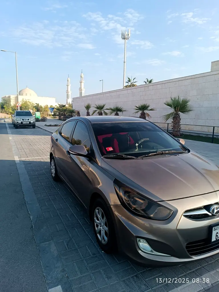 Hyundai Accent 2015 — photo 1 of 6