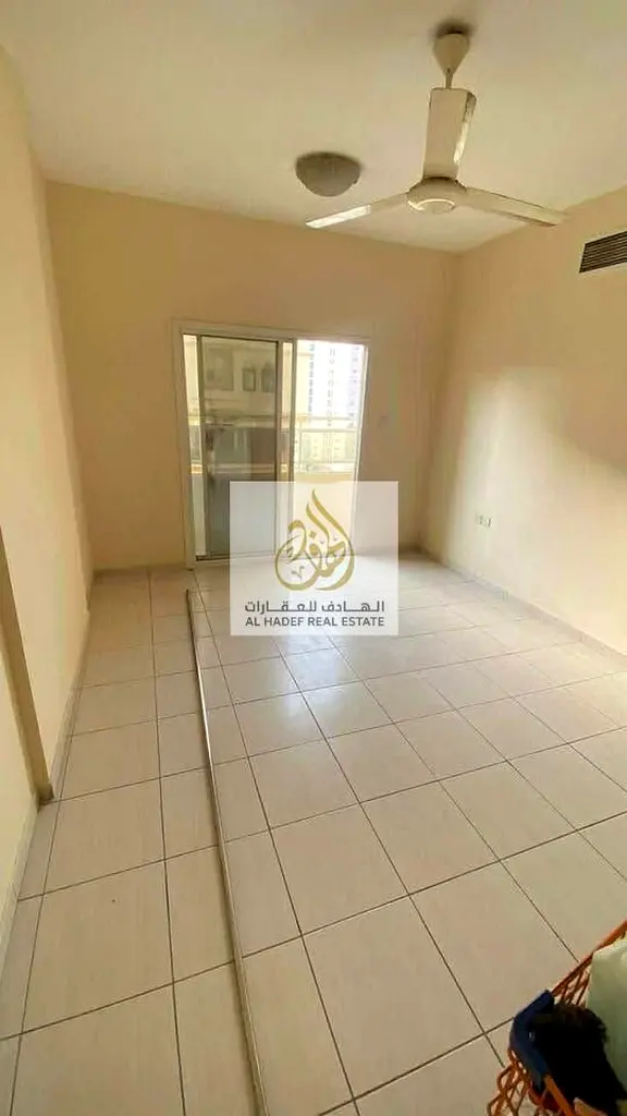 A separate room and living room with a large area and a balcony in Al Nuaimiya, next to the Galva Bridge.