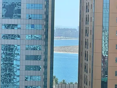 شقه 3غرف وصاله كبيره للايجار السنوي في التعاون 3 حمام- تكييف مركزي علي مخرج دبي