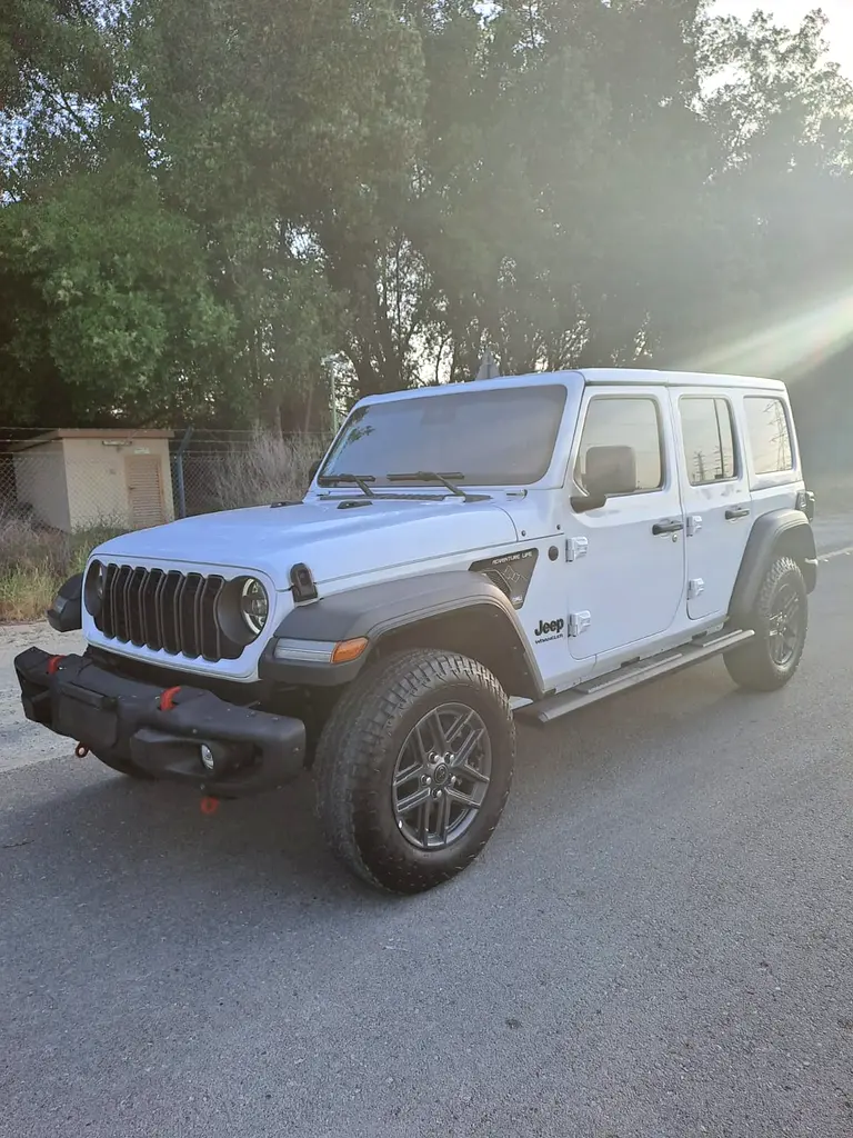Jeep Wrangler Unlimited 2024 — photo 1 of 16