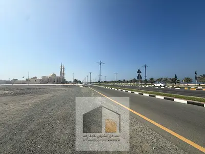 أرض سكنية على كورنيش كلباء مباشرة | 2300 م² | شارعين | تملك مواطنين وخليجيين