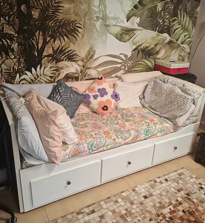 White wooden daybed with 3 under-drawers
