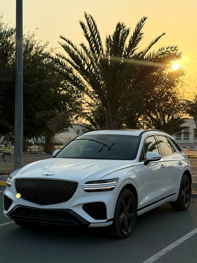 Genesis GV70 2023 — photo 1 of 6