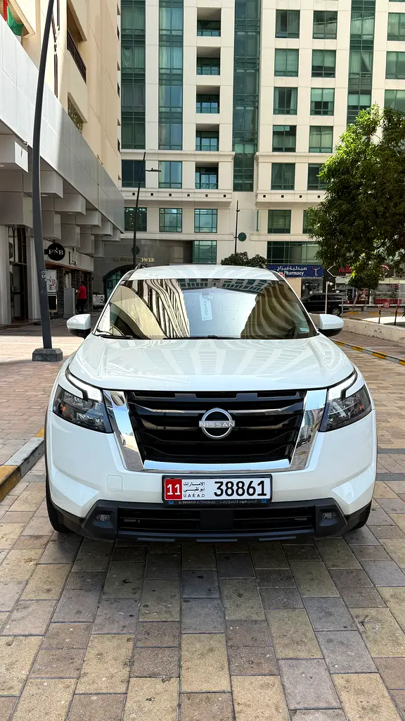 Nissan Pathfinder 2024 — photo 1 of 9