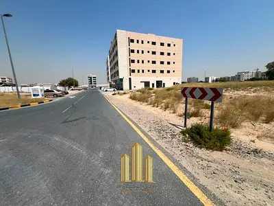 🏢 للبيع أرض تجارية سكنية – مويلح التجاريه (معسكر الفلاح) – الشارقة