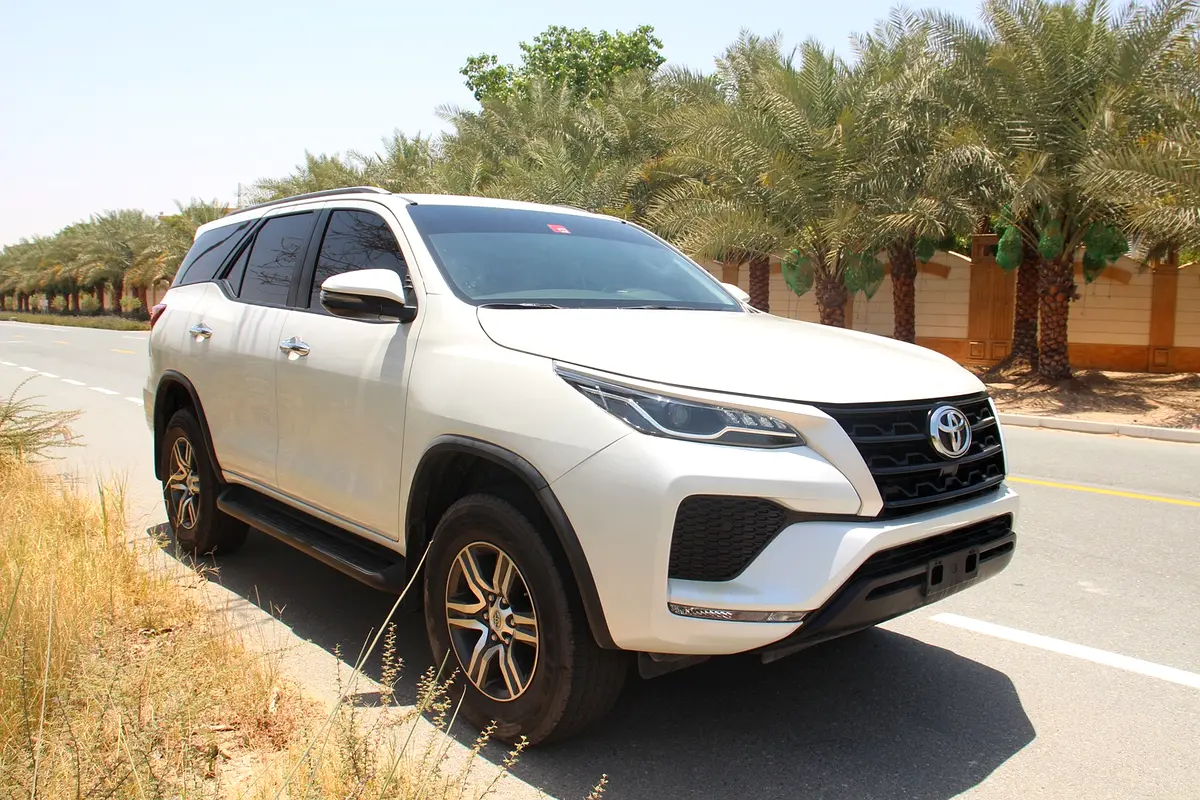 Toyota Fortuner 2023 — photo 1 of 14