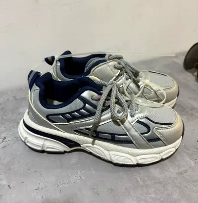 Childrens sneakers size 33 (20 cm)