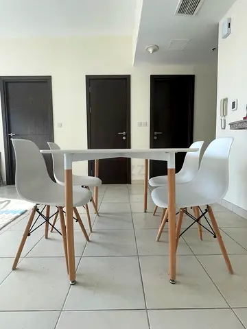Dining Table with 4 chairs excellent condition