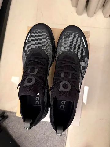 On Cloud 6 versa Running Shoes - Mens Size (Black/Grey) - Lightly Used