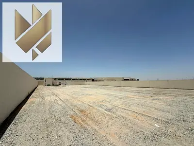 ساحة مفتوحة للإيجار في المنطقة الصناعية ١٨ بالشارقة. المساحة الإجمالية: ٢٠,٠٠٠ قدم مربع. سهولة الوصول للشاحنات والمركبات الثقيلة.