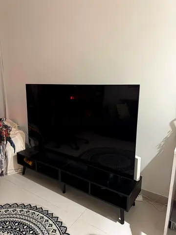 Samsung Sleek Flat Screen TV with Slim Bezels Details