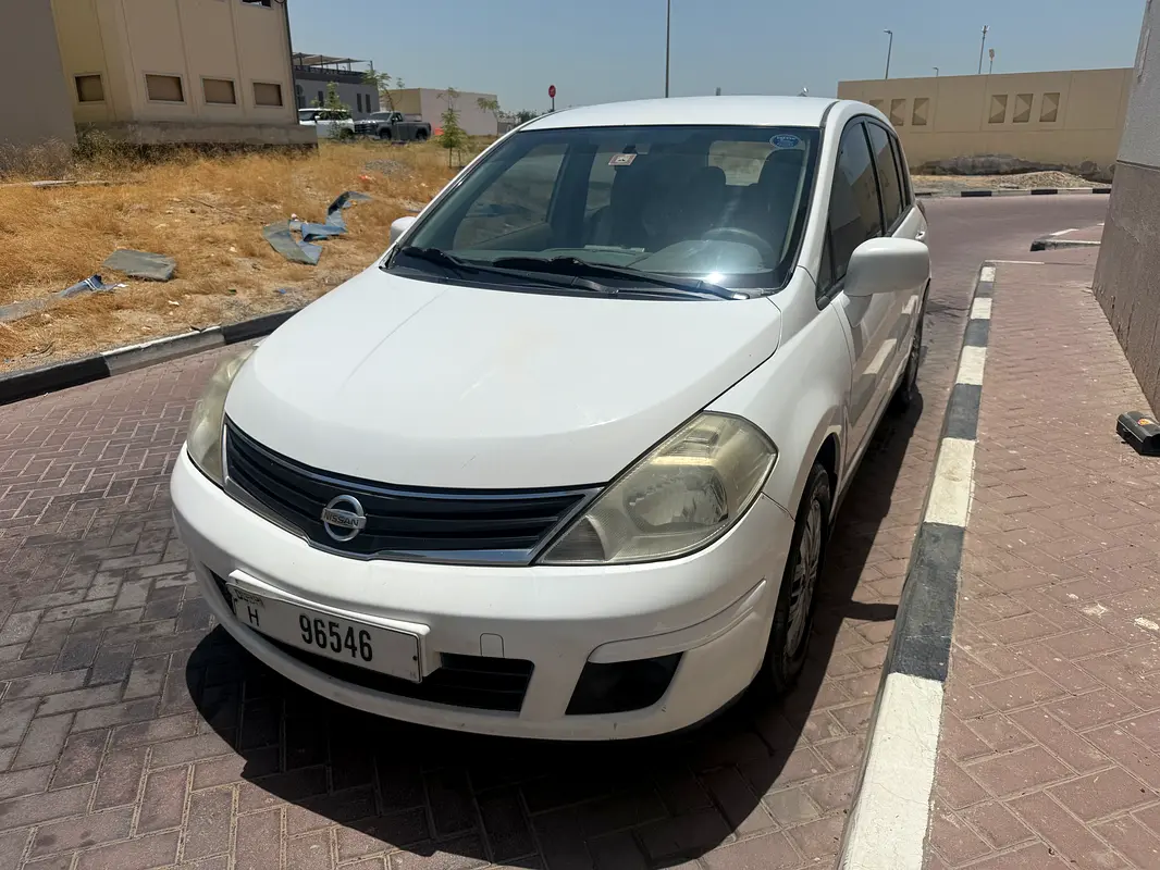 Nissan Tiida 2011 — photo 1 of 15