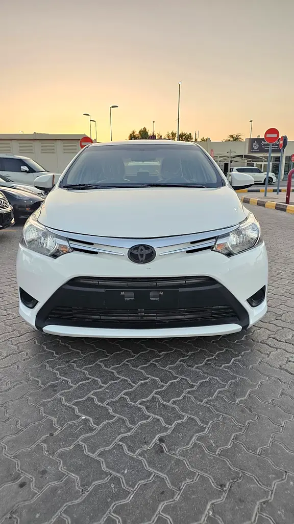 Toyota Yaris 2017 — photo 1 of 9