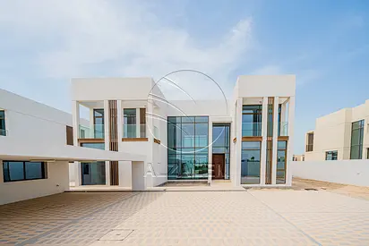 √VACANT Exclusive V-5 SELECT | Partial Sea View √