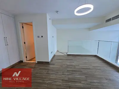 دوبلكس بغرفة نوم واحدة | تصميم لوفت | شرفة | إطلالة على وسط المدينة