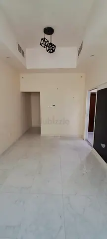 للإيجار – غرفة ماستر بحمام خاص | الحمرية – بجوار مسجد السلام – دبي