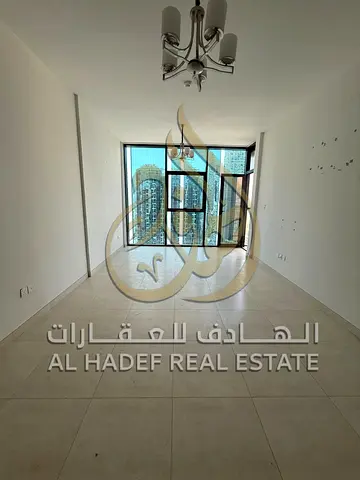 تميز ببلكونة عملاقة مشتركة على مخرج دبي مباشرة! شقة غرفة وصالة بمساحة ممتازة وتصميم هندسي نادر (بلكونة ممتدة متصلة بالصالة والغرفة معاً) و2 حمام – بار