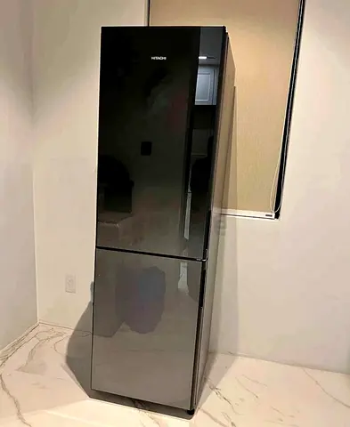 Hitachi 60 cm Refrigerator – Bottom Freezer Black Glass Design