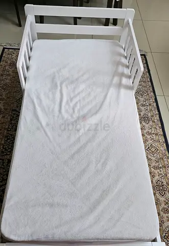 White Wooden child Bed / child Bed in Good Condition