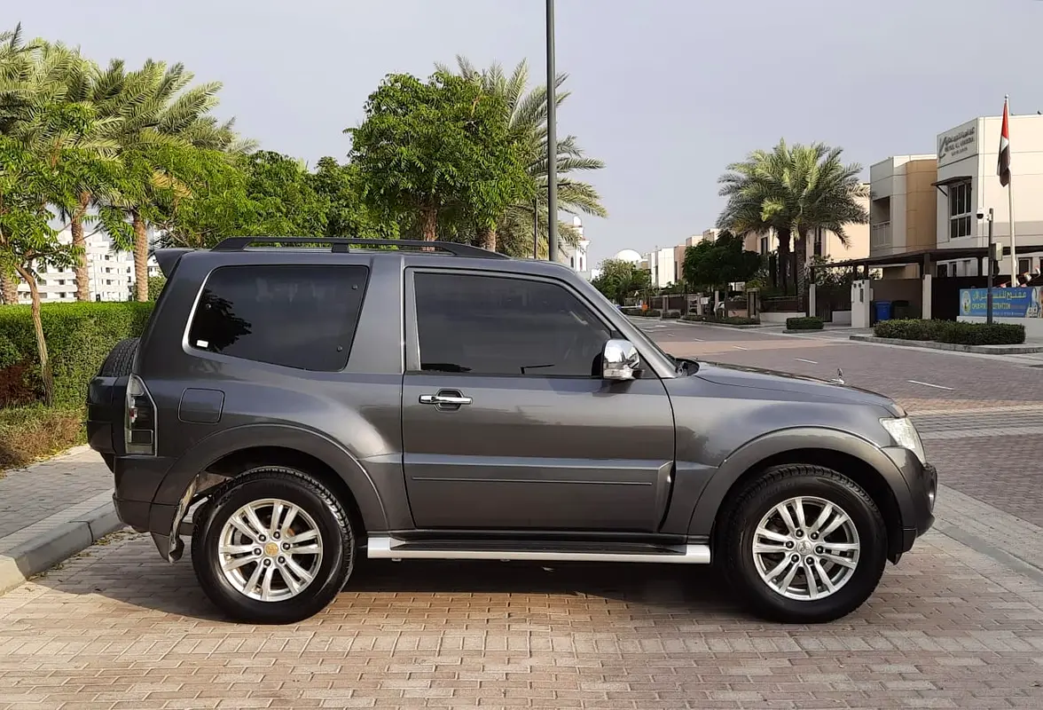 Mitsubishi Pajero 2012 — photo 1 of 8