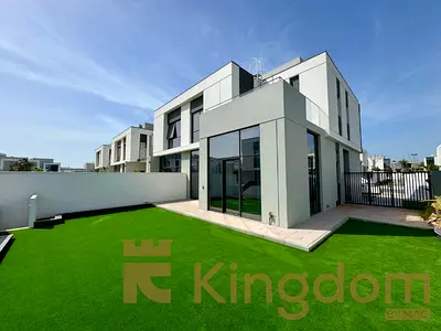 SPACIOUS CORNER UNIT | LANDSCAPED | GREAT LOCATION