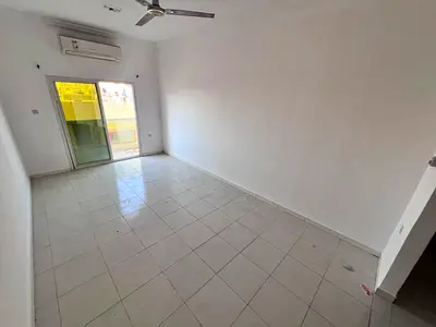 شقه للايجار بعجمان غرفه وصاله المويهات ثلاثه مساحه كبيره جدا تكييف اسبليت موقع مميز سهل الانتقال لدبي والشارقه